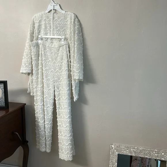 White crochet/lace lined top and pants - Picture 2 of 9